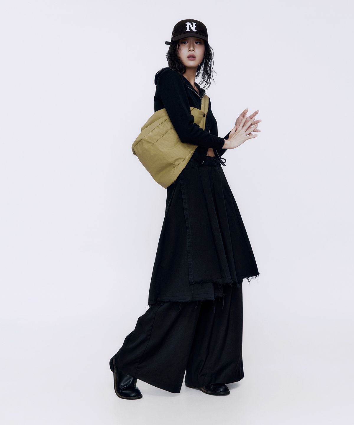큐클리프(CUECLYP) [PAPARAZZI] Standard Hobo Bag (Mild Khaki)