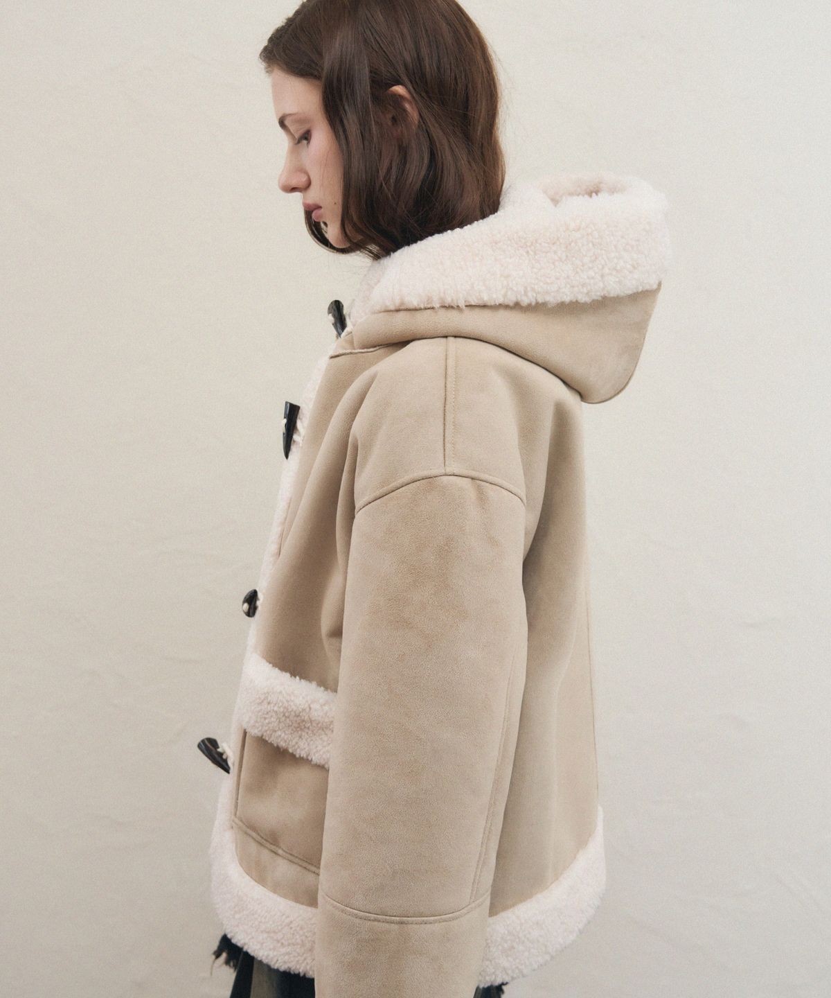 레더리(LEATHERY) 무스탕 후디 더플 자켓 [BEIGE]