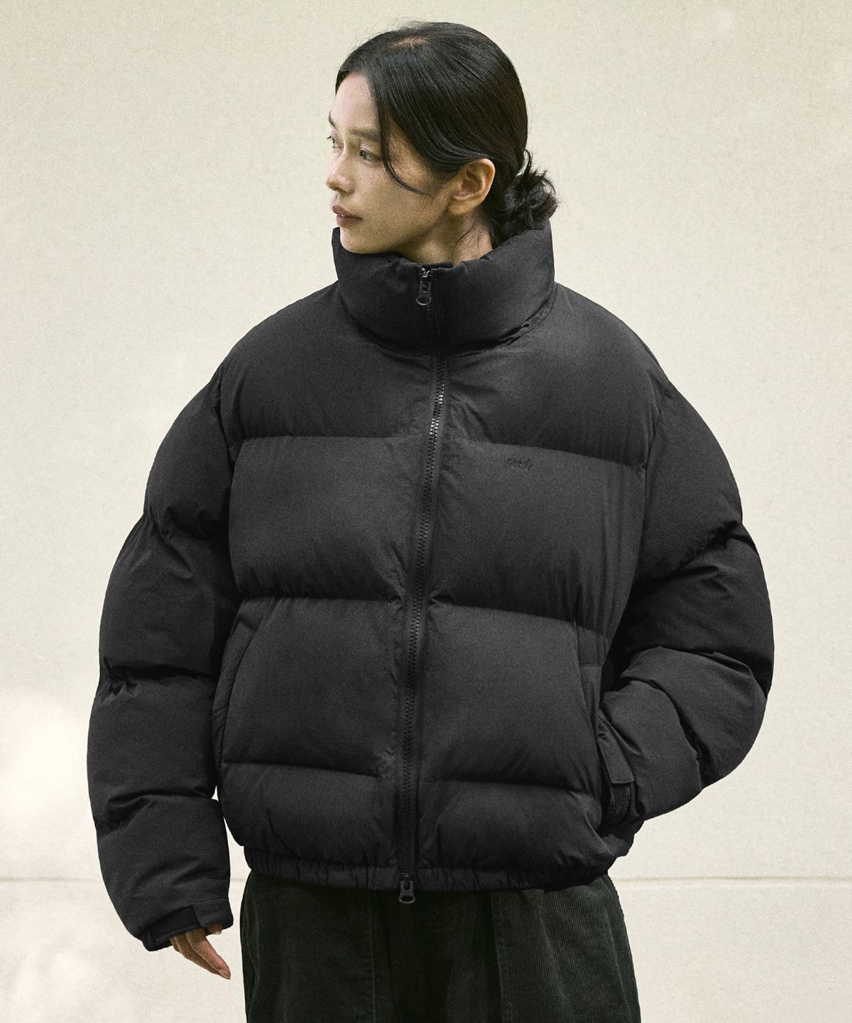 미니멀프로젝트(MINIMALPROJECT) 자수 로고 크롭  푸퍼 숏패딩 MPJ108 [BLACK]