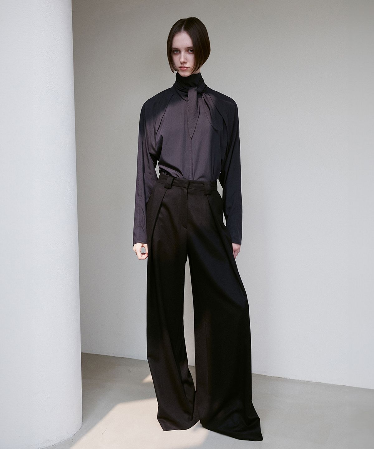 리이(RE RHEE) FLAP DETAIL TIE-NECK BLOUSE MIDNIGHT NAVY