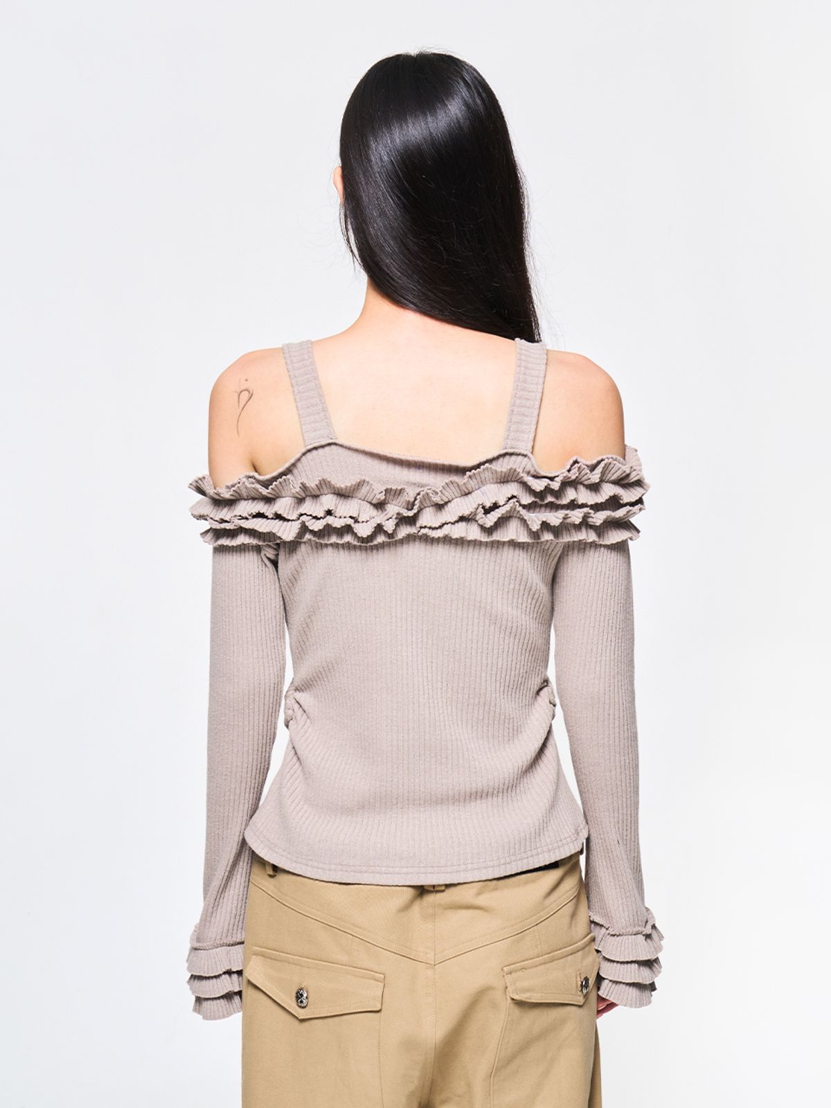 와이이이엘(YEEL) OFF-SHOULDER RUFFLE TOP BROWN