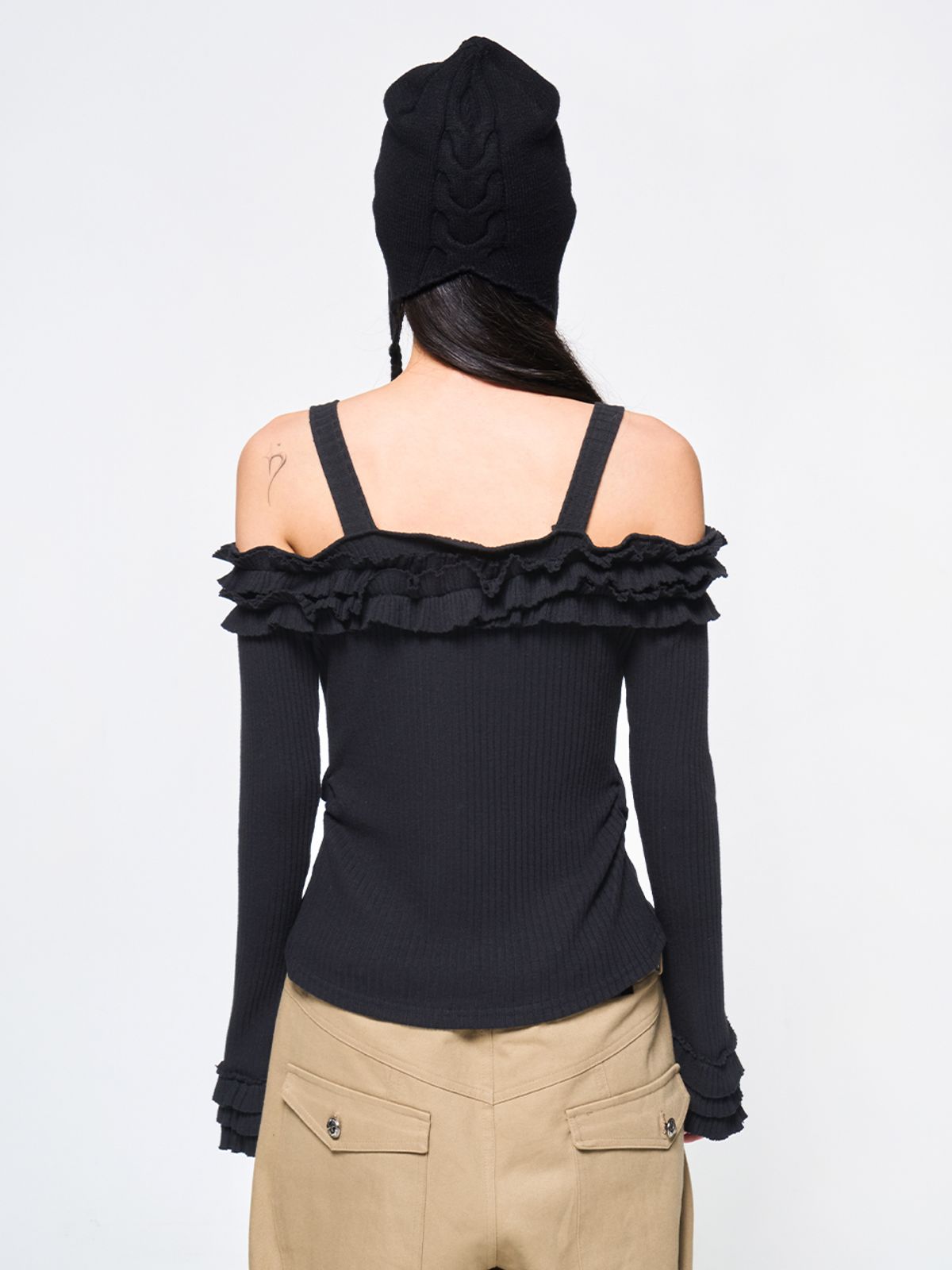 와이이이엘(YEEL) OFF-SHOULDER RUFFLE TOP BLACK
