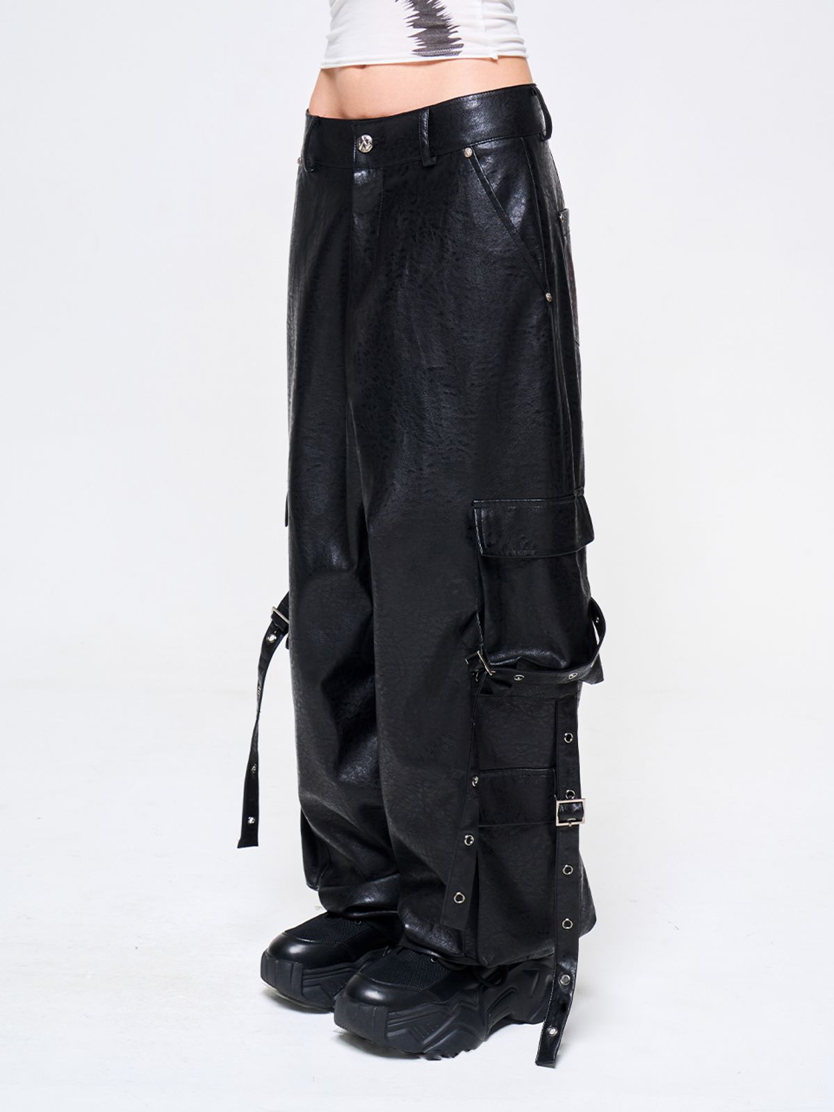 와이이이엘(YEEL) EYELET CARGO LEATHER PANTS BLACK