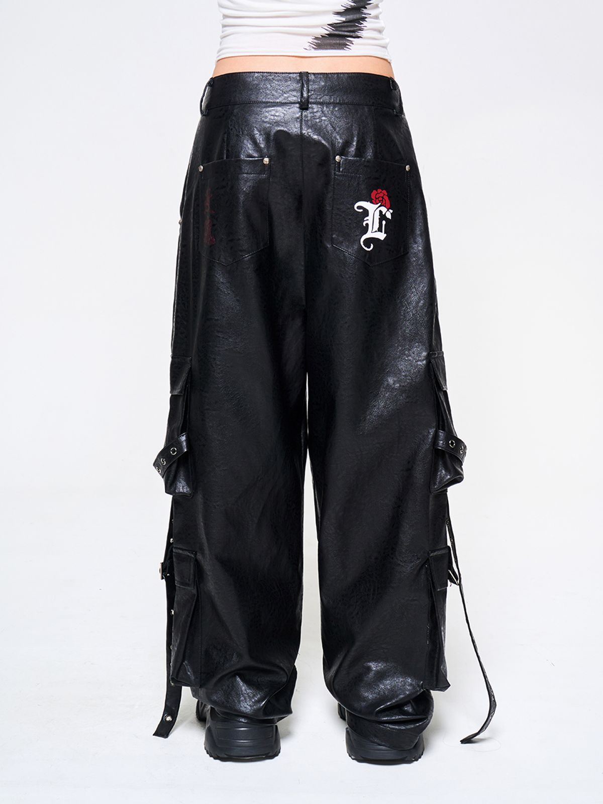 와이이이엘(YEEL) EYELET CARGO LEATHER PANTS BLACK