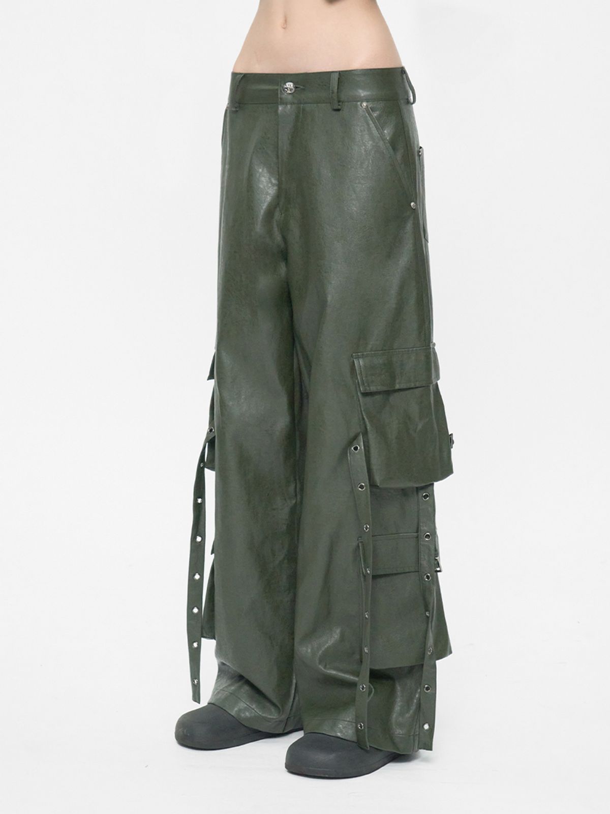 와이이이엘(YEEL) EYELET CARGO LEATHER PANTS KHAKI