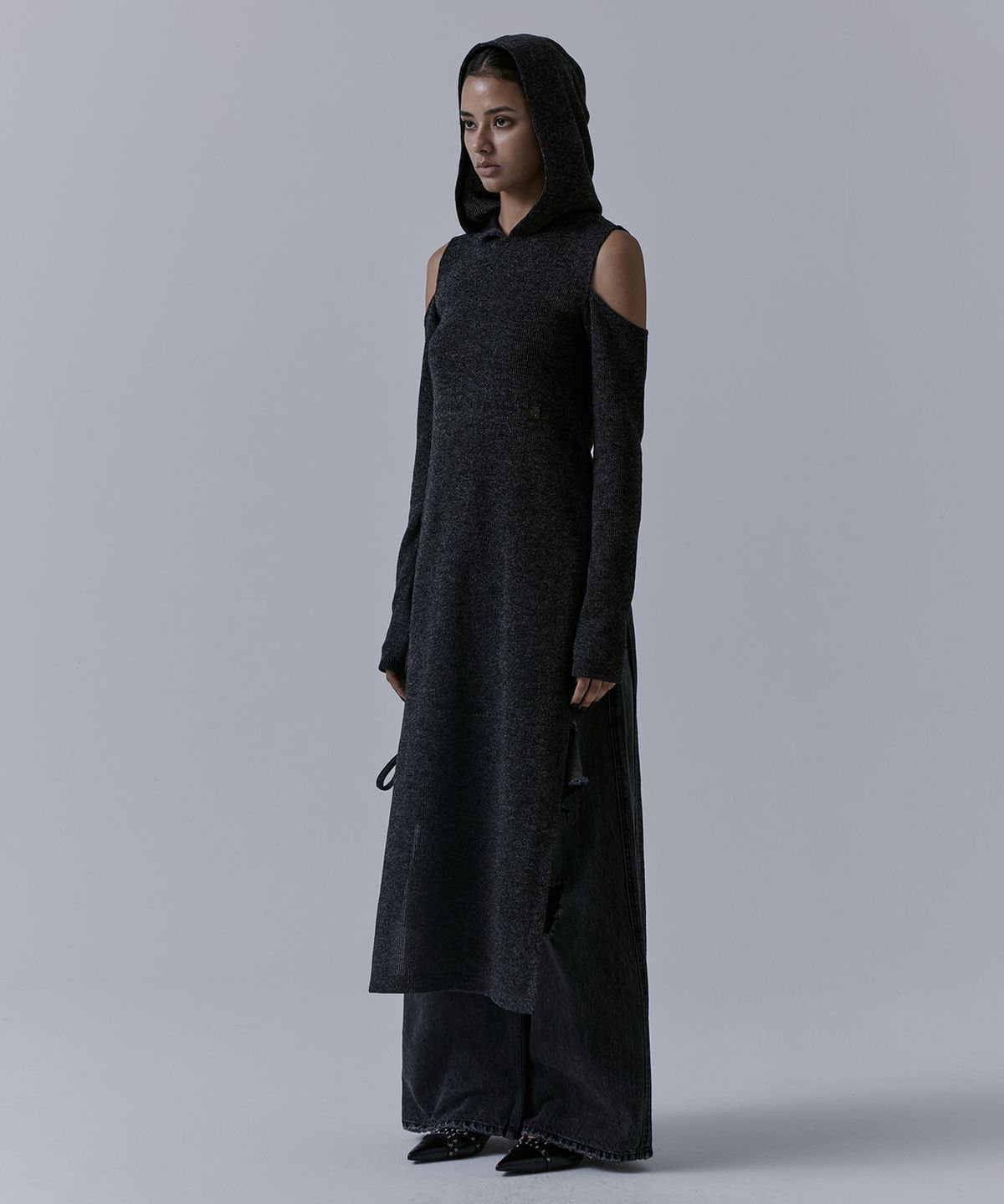 트리밍버드(TREEMINGBIRD) Hooded Cold-shoulder One-piece [ Charcoal ]