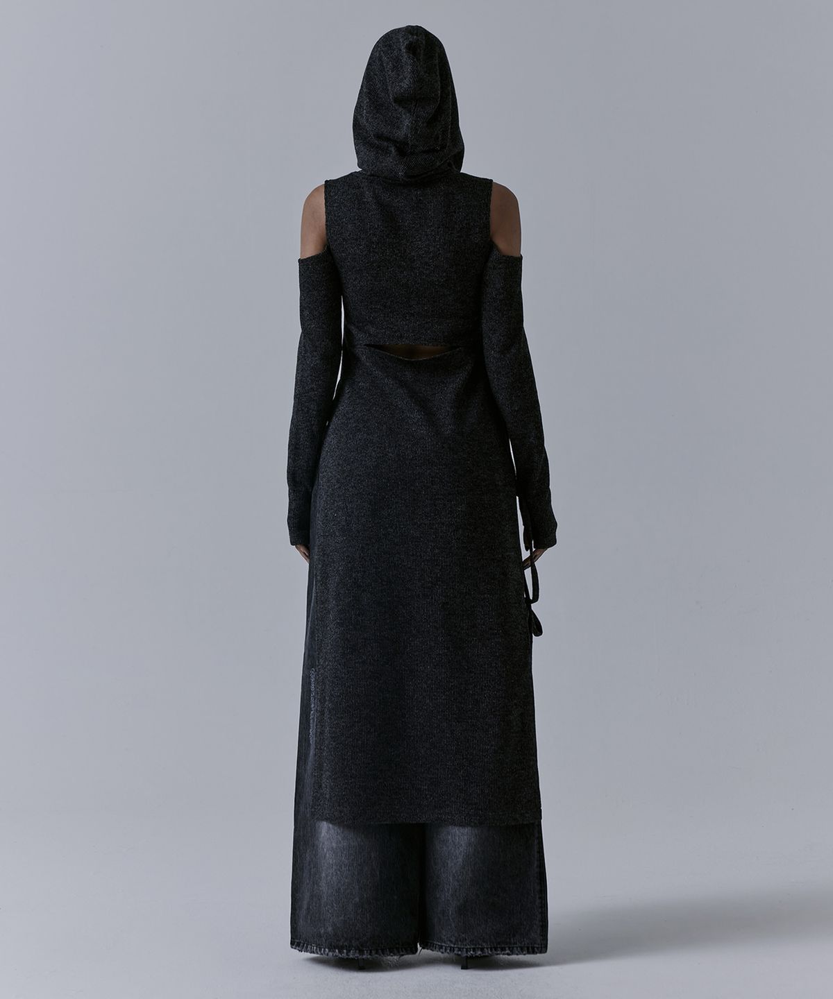 트리밍버드(TREEMINGBIRD) Hooded Cold-shoulder One-piece [ Charcoal ]