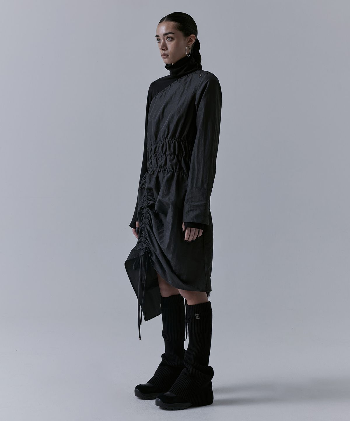 트리밍버드(TREEMINGBIRD) One-shoulder Oblique Shirring One-piece [ Charcoal ]