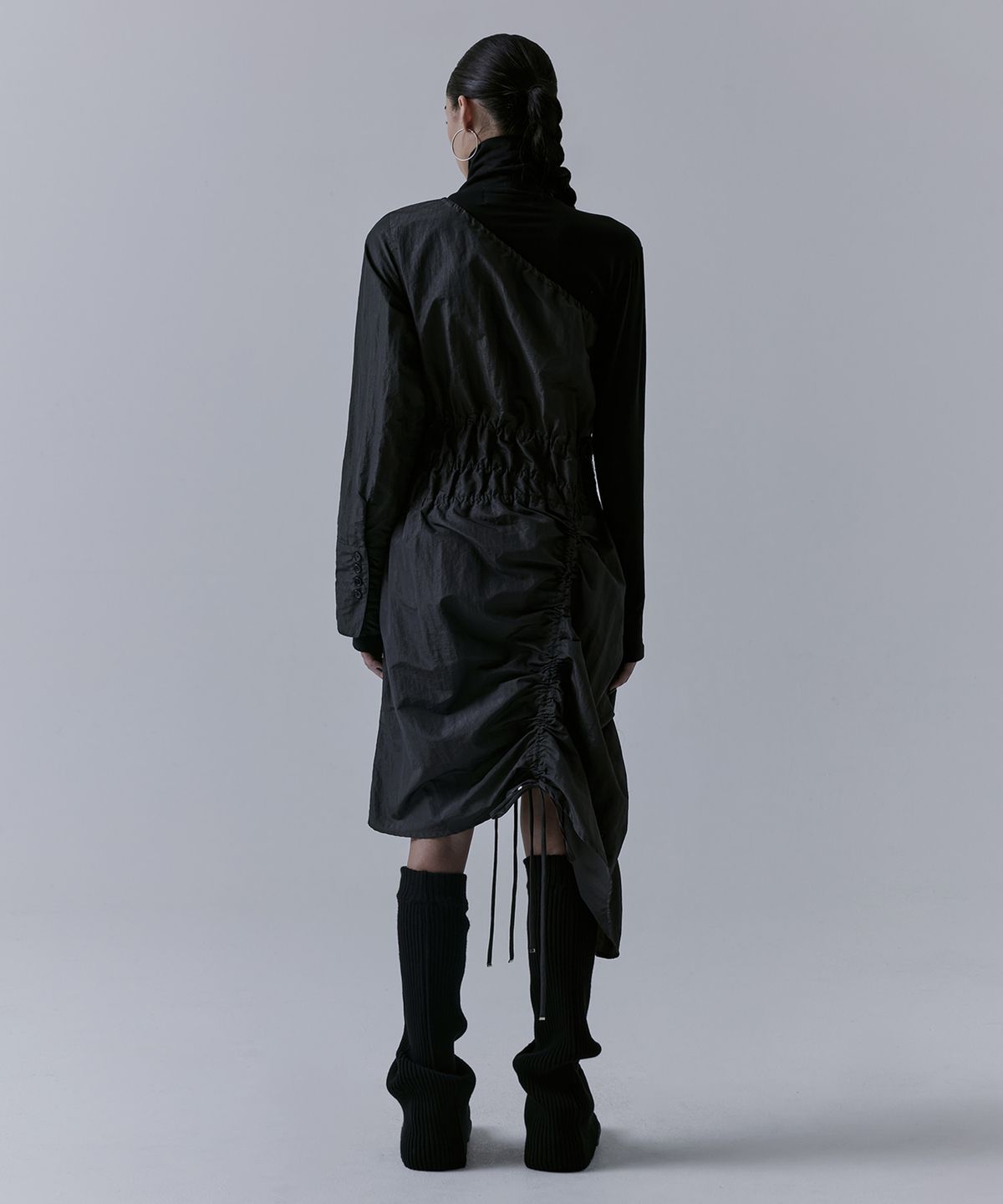 트리밍버드(TREEMINGBIRD) One-shoulder Oblique Shirring One-piece [ Charcoal ]