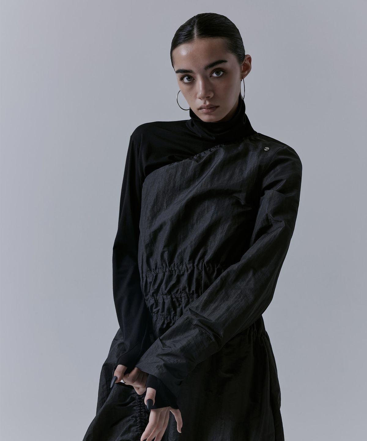 트리밍버드(TREEMINGBIRD) One-shoulder Oblique Shirring One-piece [ Charcoal ]