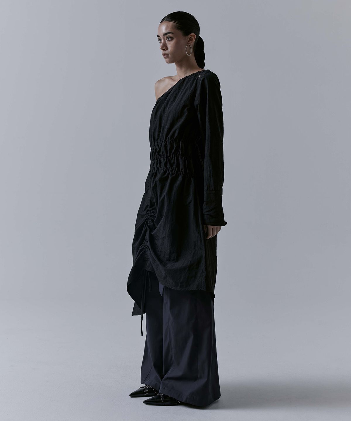 트리밍버드(TREEMINGBIRD) One-shoulder Oblique Shirring One-piece [ Black ]