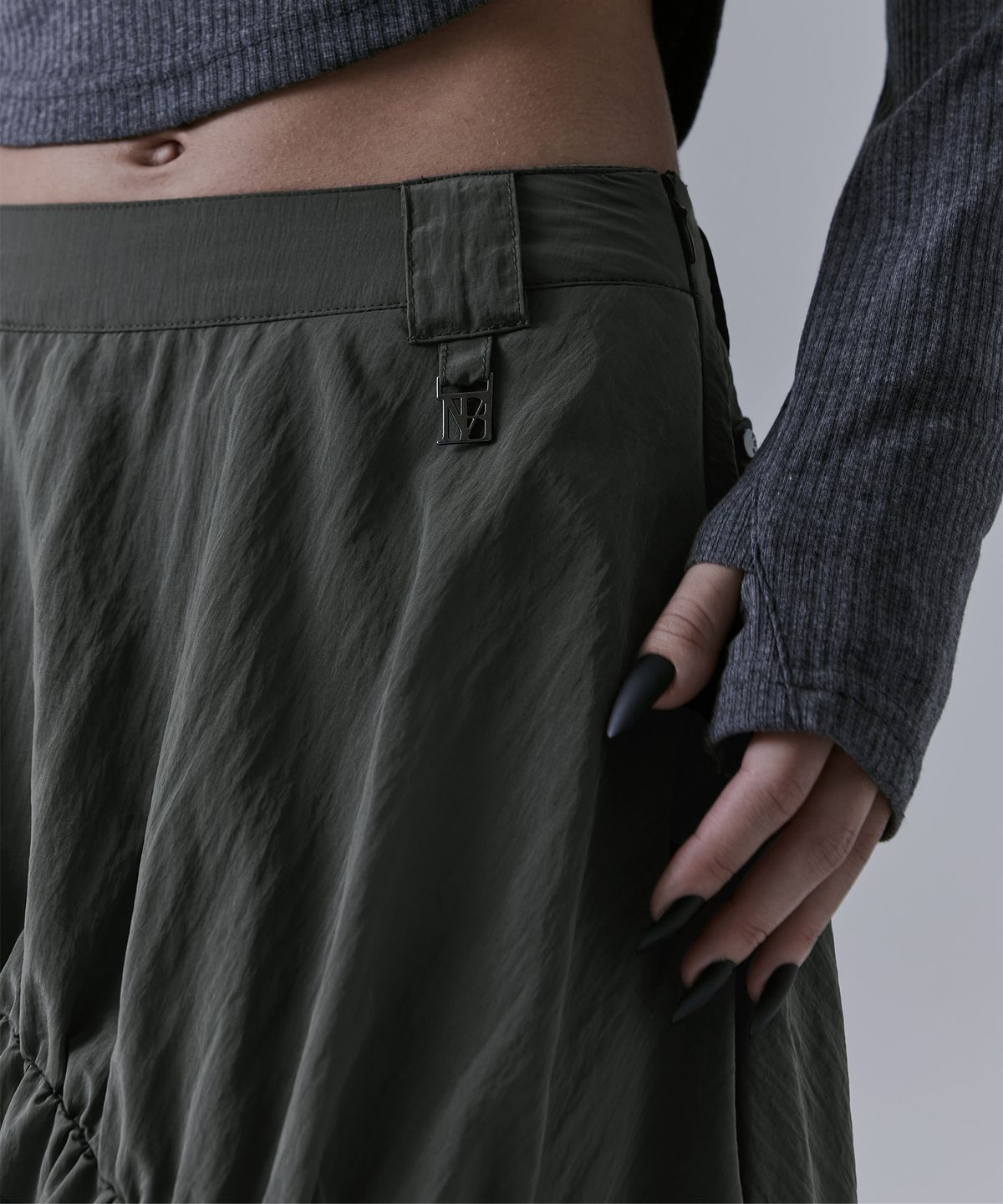 트리밍버드(TREEMINGBIRD) Nylon Cargo Shirring Set-up Skirt [ Khaki ]