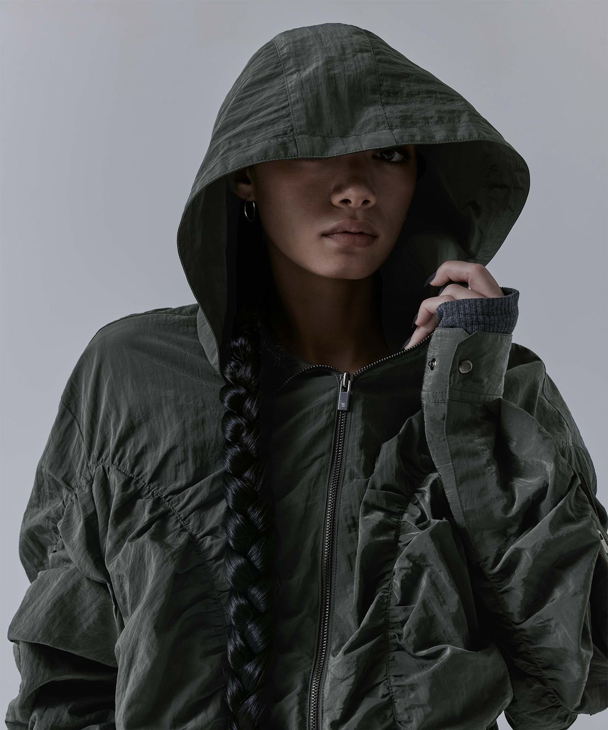 트리밍버드(TREEMINGBIRD) Nylon Cargo Shirring Set-up Zip-up [ Khaki ]