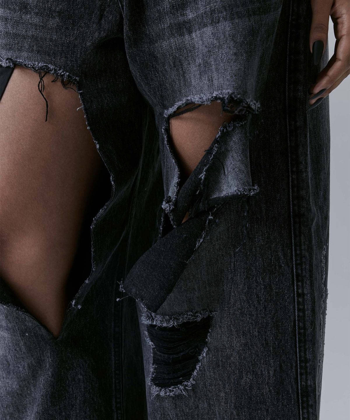 트리밍버드(TREEMINGBIRD) Flip Cut-out Damage Denim Pants [ Black ]