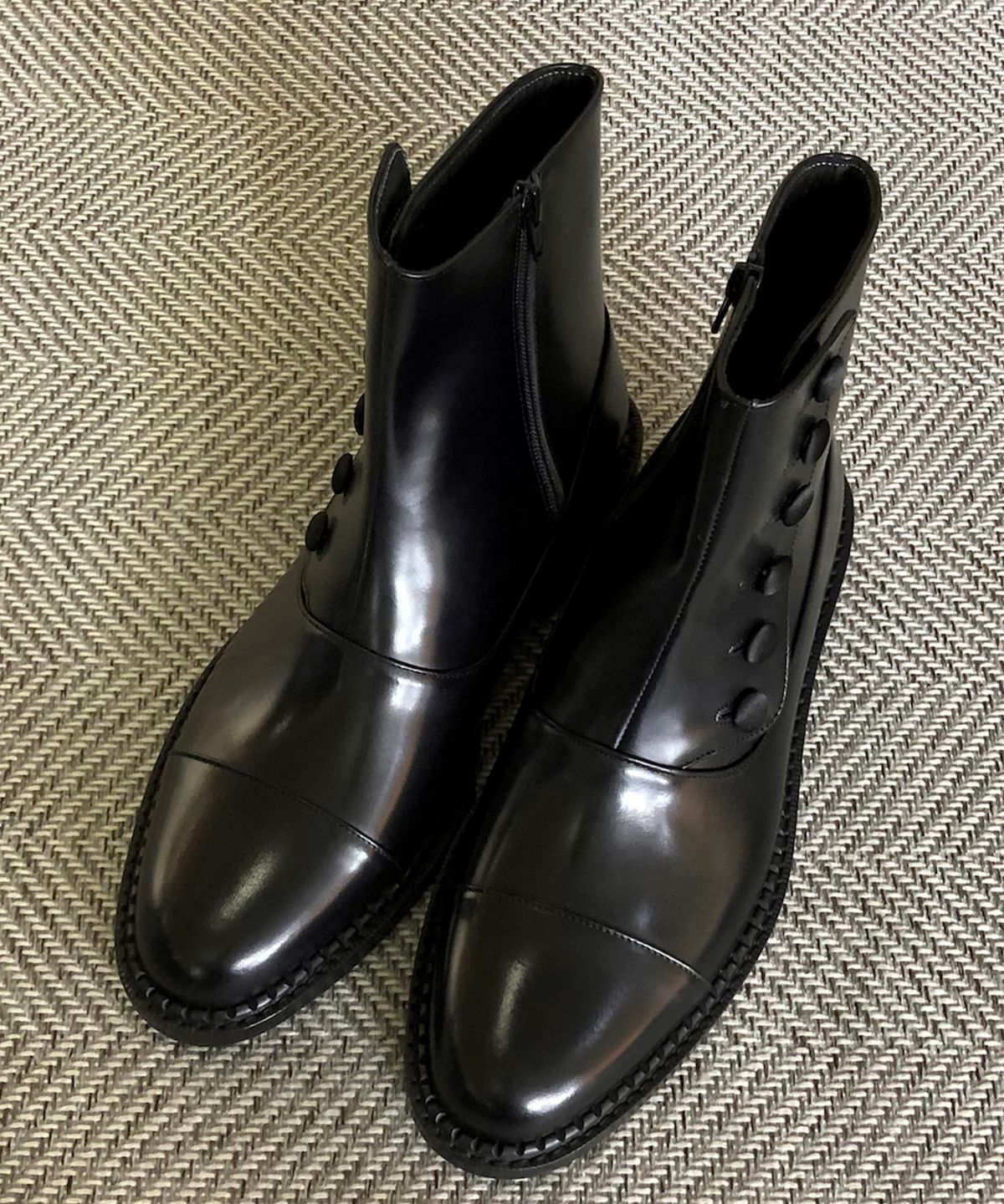 조앤슈(JOENSHOE) 벨라 버튼디테일 하프 부츠 올블랙