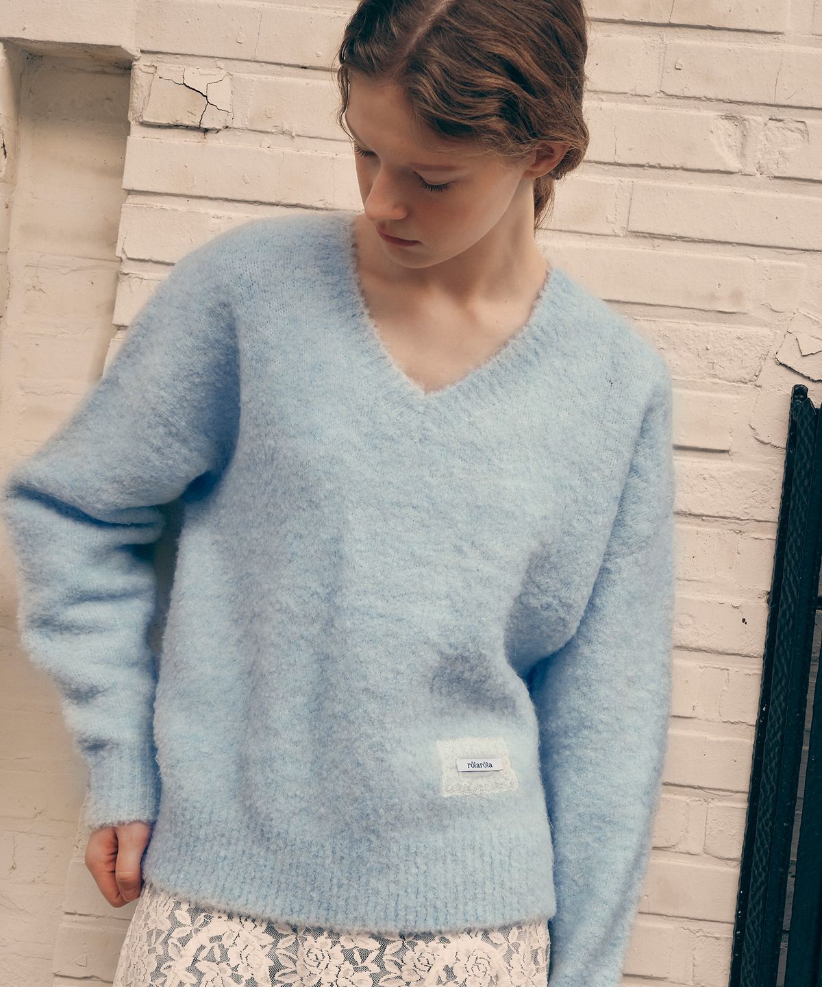 로라로라(ROLAROLA) BOUCLE V NECK KNIT LIGHT BLUE