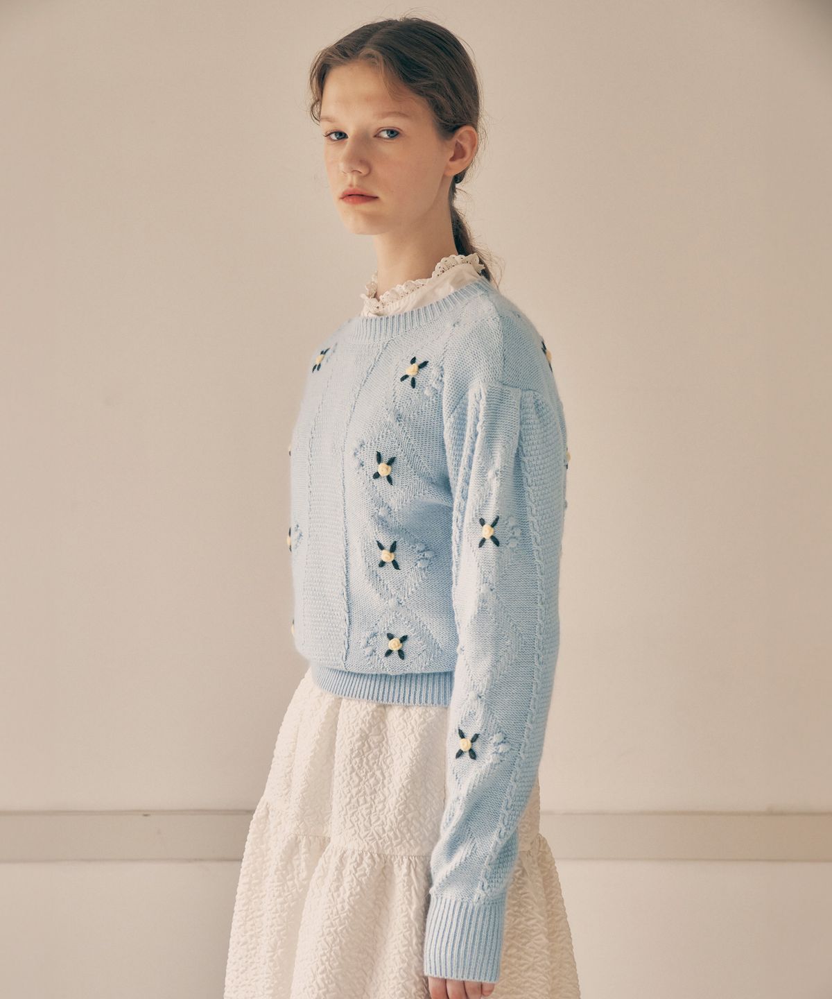 로라로라(ROLAROLA) HAND FLOWER EMBROIDERY KNIT SKY