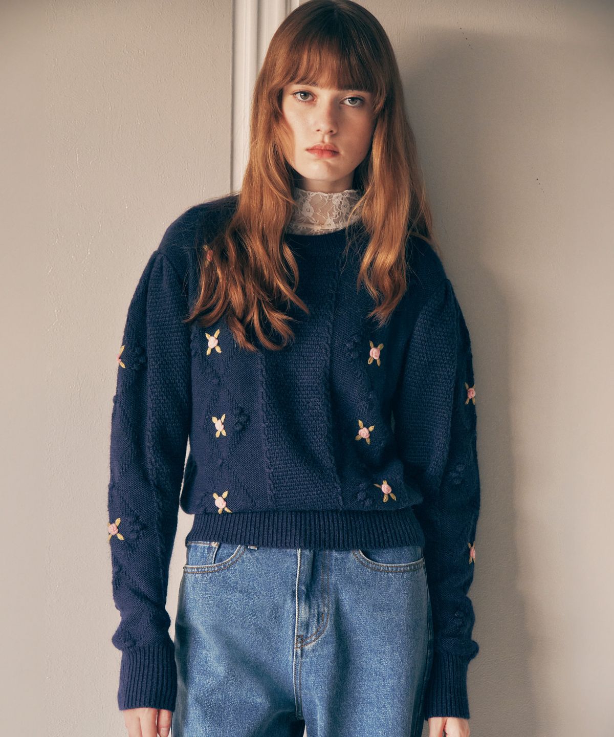로라로라(ROLAROLA) HAND FLOWER EMBROIDERY KNIT NAVY