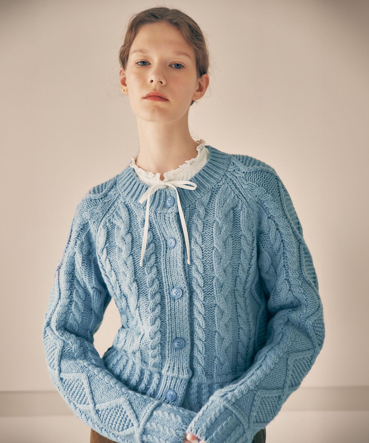 로라로라(ROLAROLA) WOOL BLENDED CABLE CARDIGAN LIGHT BLUE