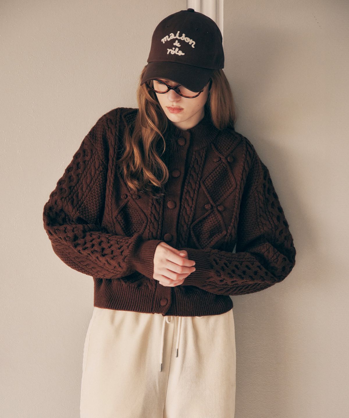 로라로라(ROLAROLA) WOOL BUTTON CABLE CARDIGAN BROWN