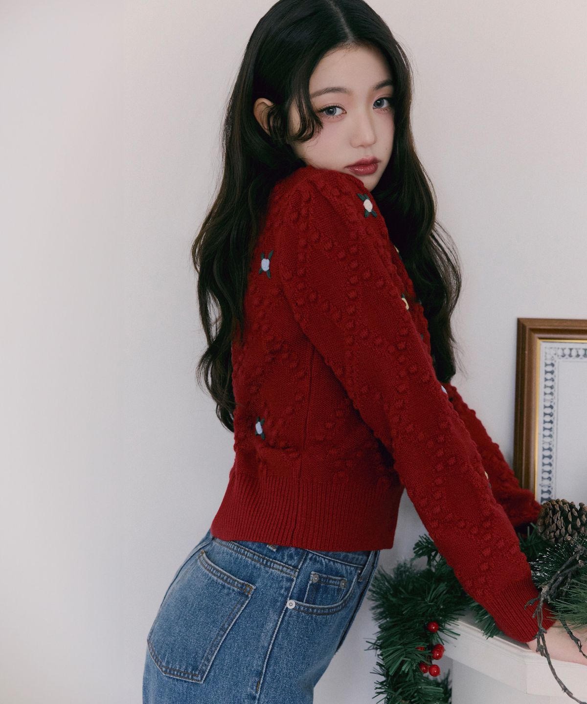 로라로라(ROLAROLA) HAND FLOWER POMPOM CARDIGAN RED
