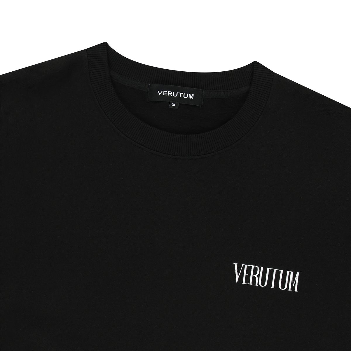 베루툼(VERUTUM) 세리프 스몰 로고 스웻셔츠 블랙