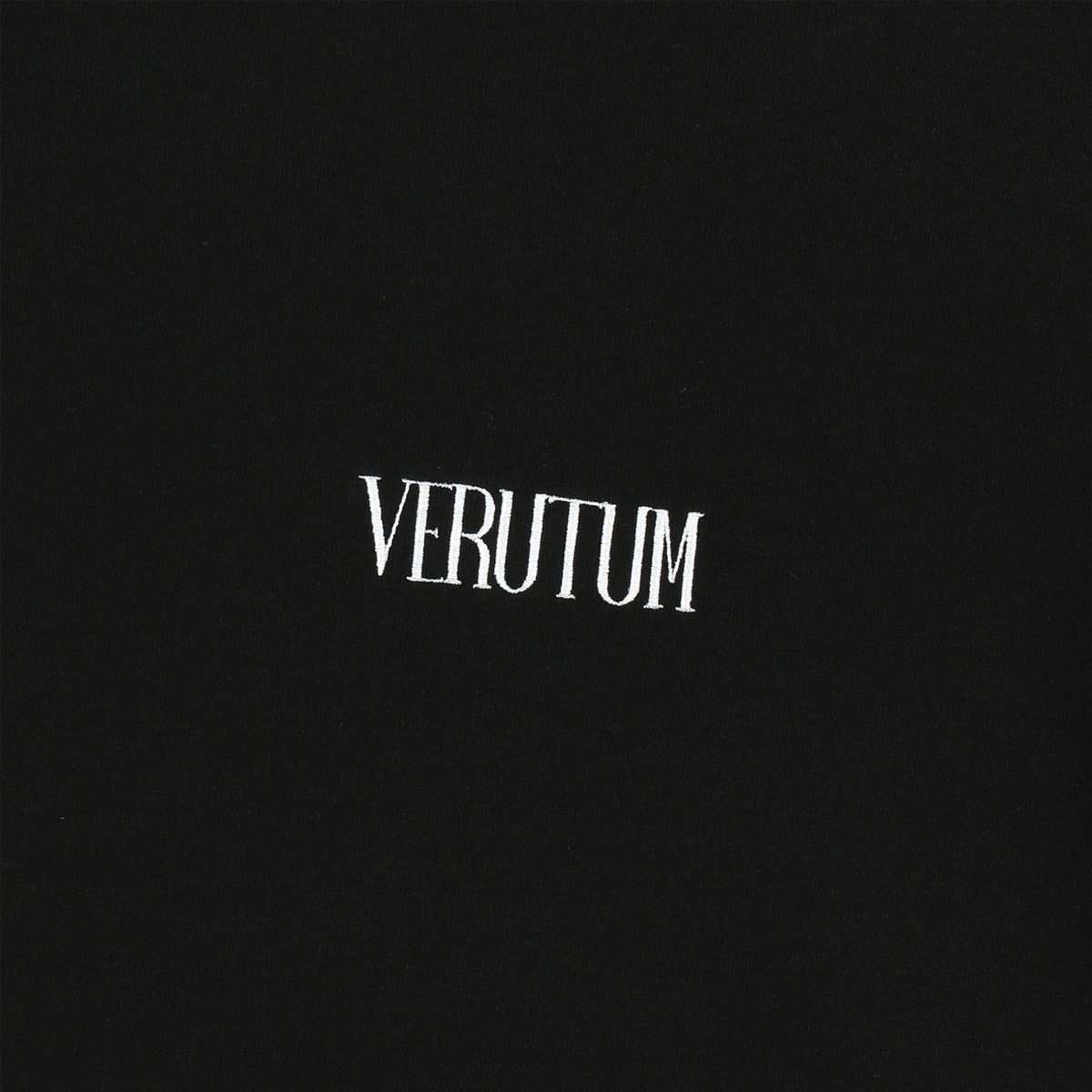 베루툼(VERUTUM) 세리프 스몰 로고 스웻셔츠 블랙