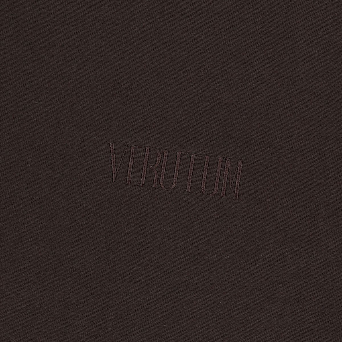 베루툼(VERUTUM) 세리프 스몰 로고 스웻셔츠 브라운