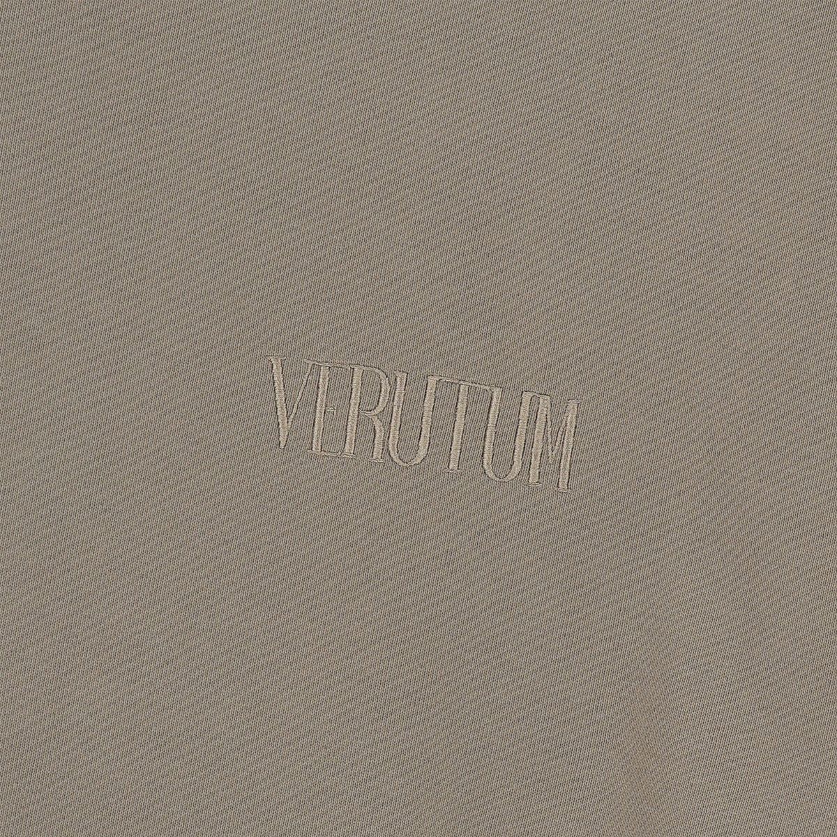 베루툼(VERUTUM) 세리프 스몰 로고 스웻셔츠 딥베이지