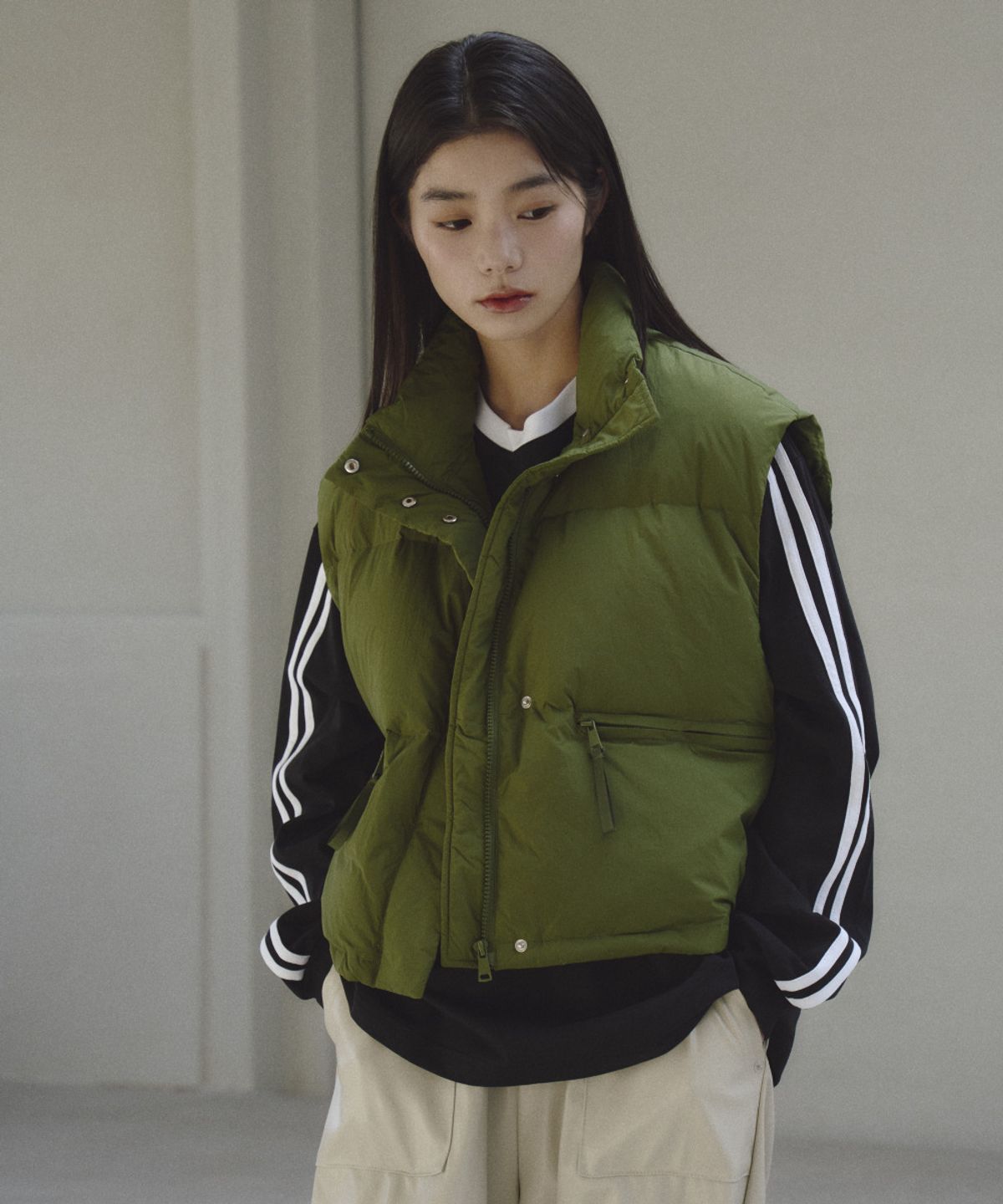 더그린랩(THE GREEN LAB) 세미오버핏 스트링 패딩 베스트 [올리브그린]