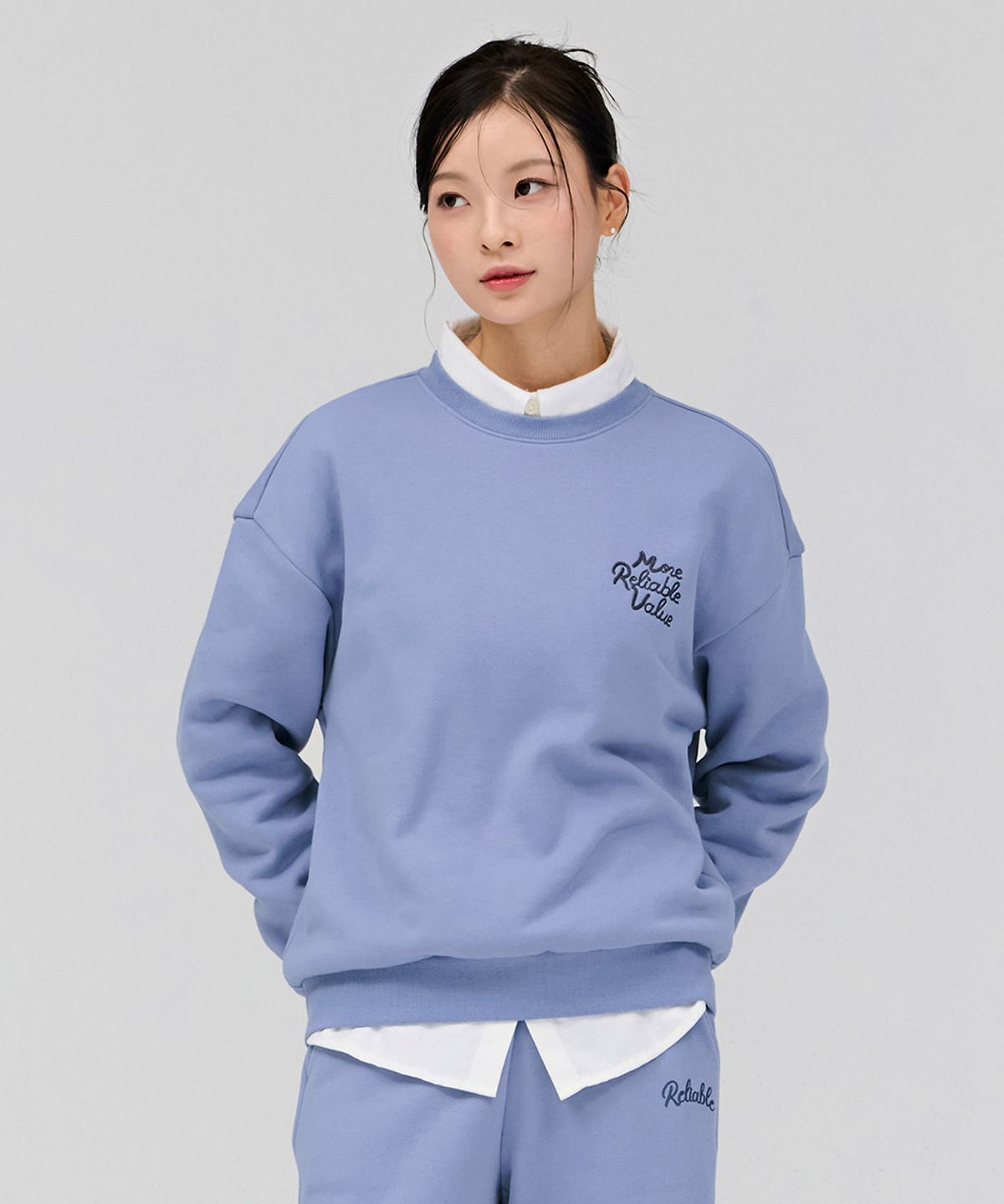 체이스컬트(CHASECULT) 여성 자수 포인트 기모 맨투맨 티셔츠-스카이블루