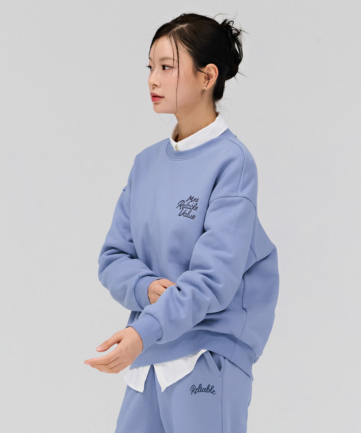 체이스컬트(CHASECULT) 여성 자수 포인트 기모 맨투맨 티셔츠-스카이블루