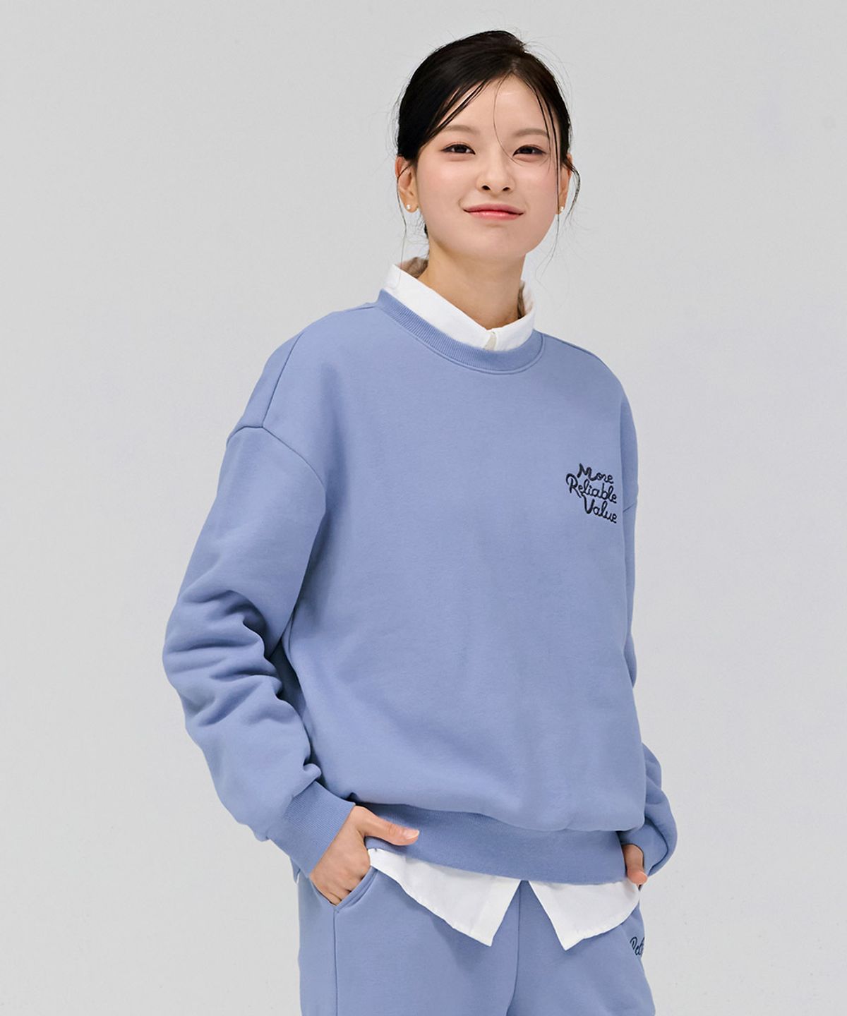 체이스컬트(CHASECULT) 여성 자수 포인트 기모 맨투맨 티셔츠-스카이블루