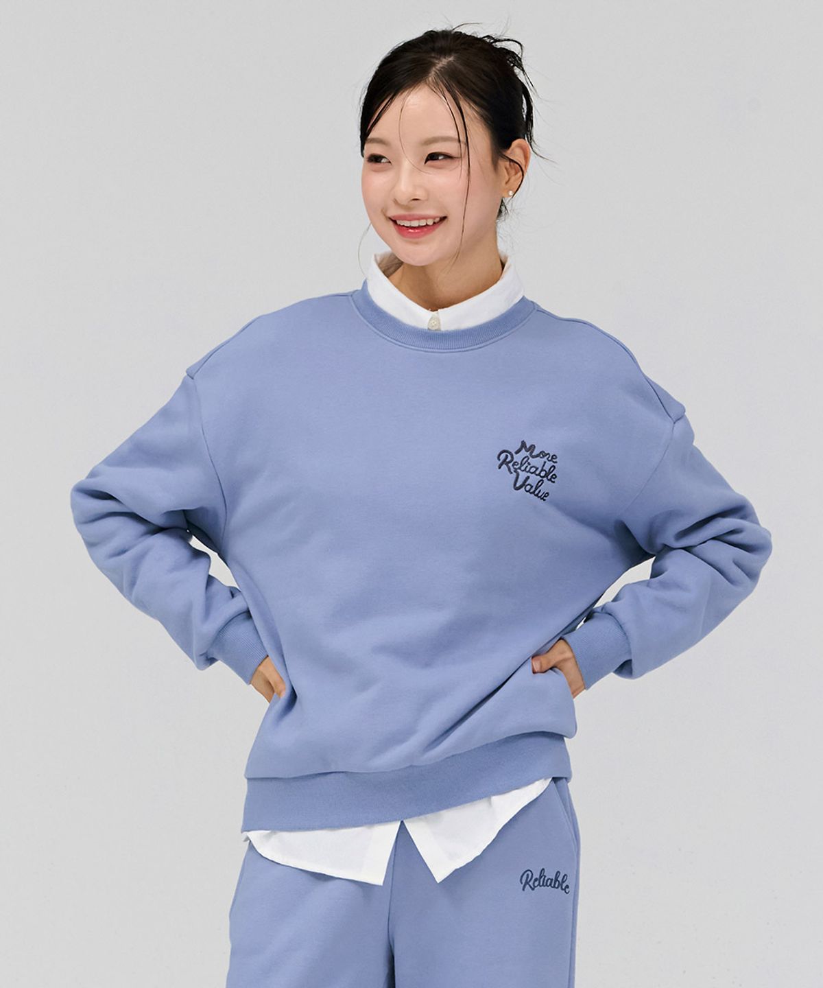 체이스컬트(CHASECULT) 여성 자수 포인트 기모 맨투맨 티셔츠-스카이블루