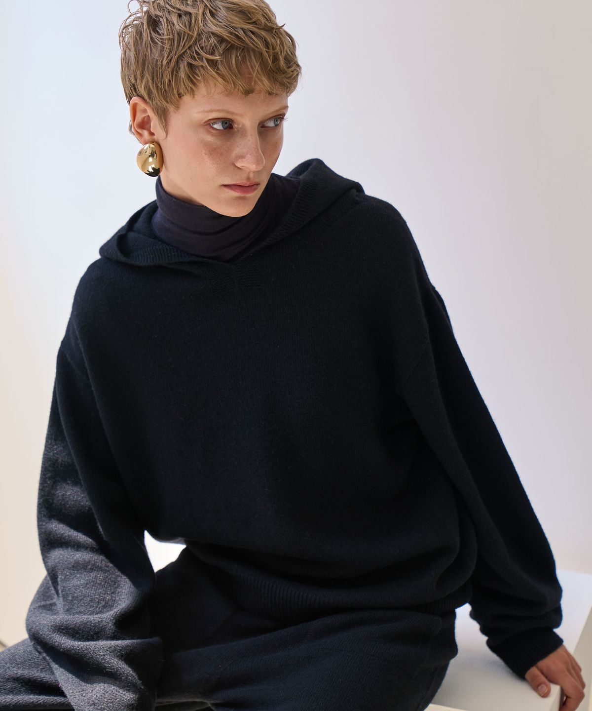 그리다제이(GRIDAJ) 미니멀 메리노울 후드 스웻셔츠 _ 블랙