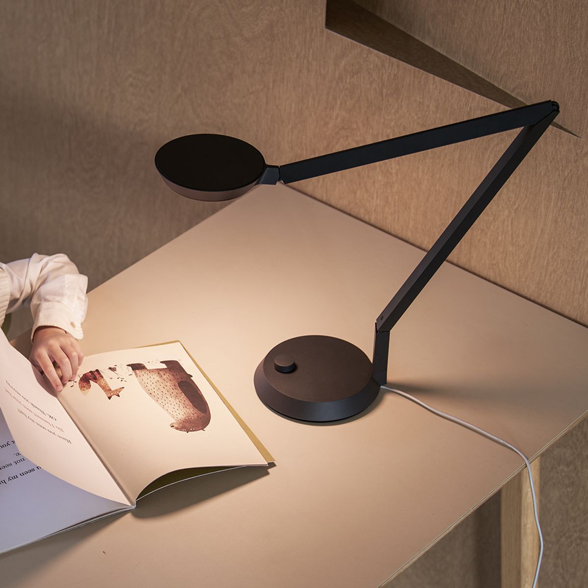 루메나 조명(LUMENALIGHT) DESK ON LED 스탠드 [차콜블랙]