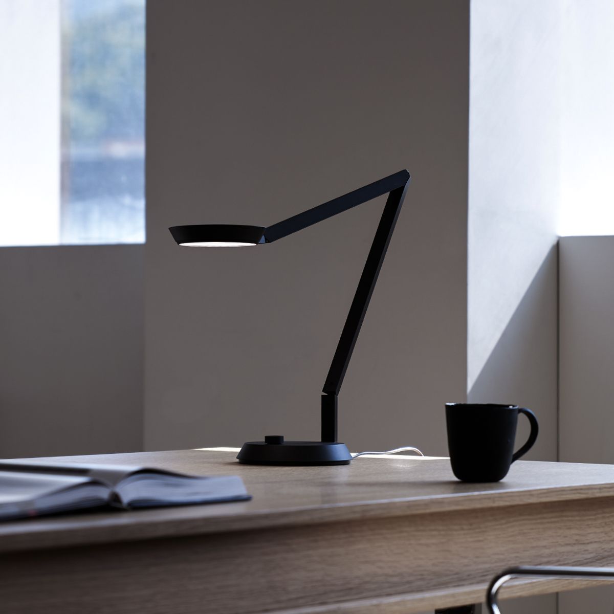 루메나 조명(LUMENALIGHT) DESK ON LED 스탠드 [차콜블랙]