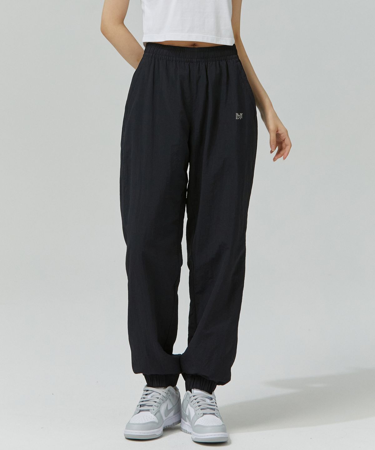 블랙몬스터핏(BLACK MONSTER FIT) 타스란 윈드 브레이커 조거팬츠 (2 color) / BM231131-1