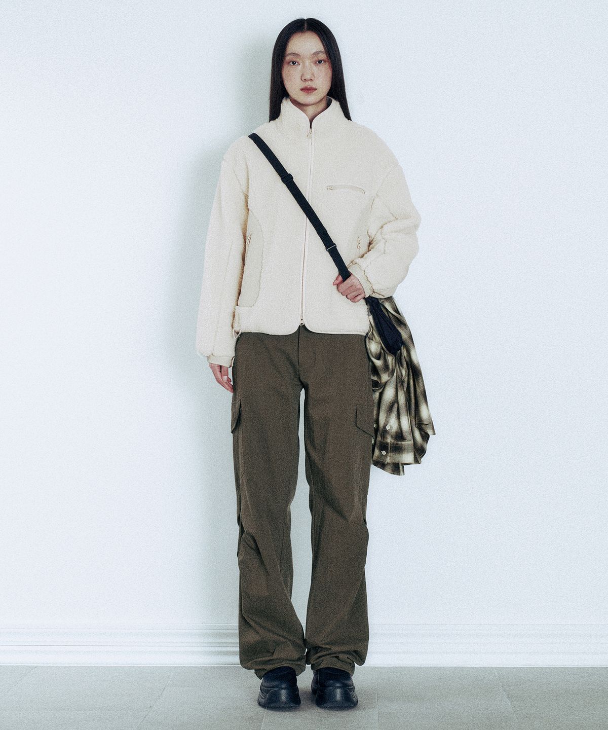 인사일런스(INSILENCE) [MERLOT] Paneled Fleece Jacket IVORY