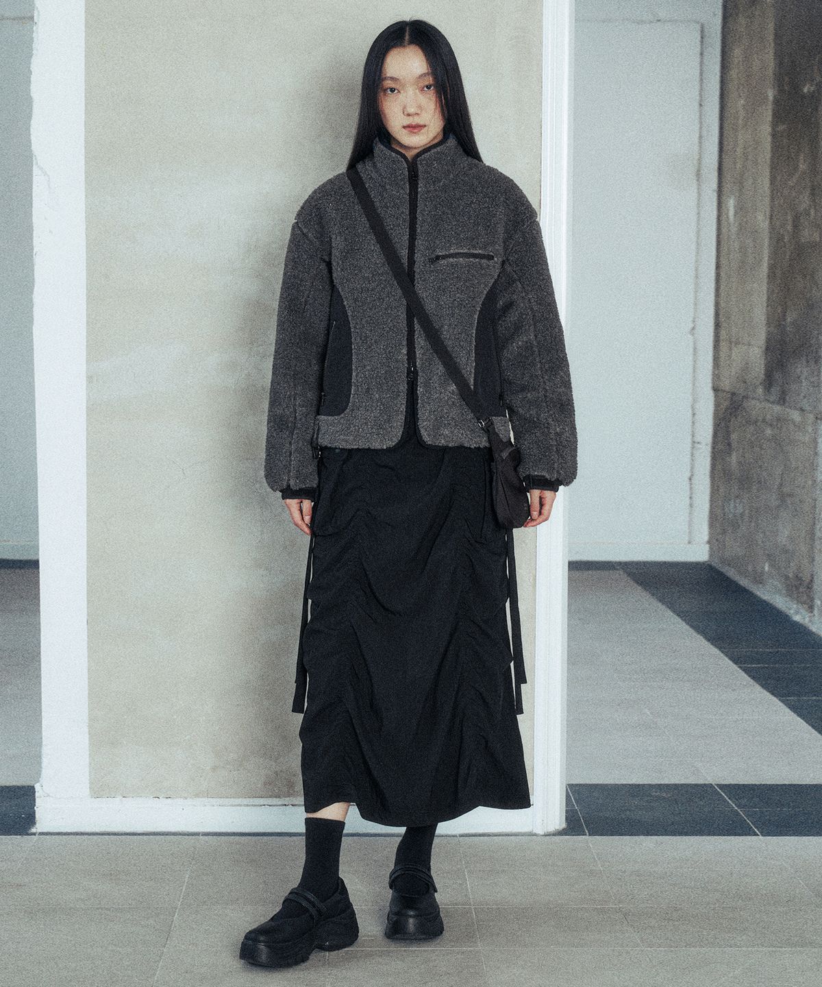 인사일런스(INSILENCE) [MERLOT] Paneled Fleece Jacket CHARCOAL