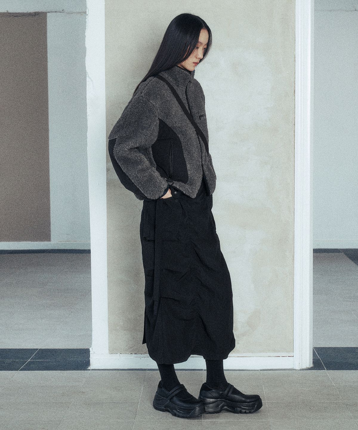 인사일런스(INSILENCE) [MERLOT] Paneled Fleece Jacket CHARCOAL