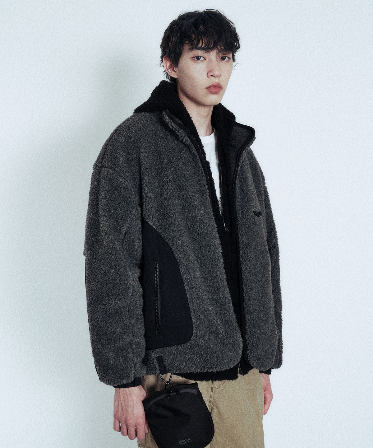 인사일런스(INSILENCE) [MERLOT] Paneled Fleece Jacket CHARCOAL