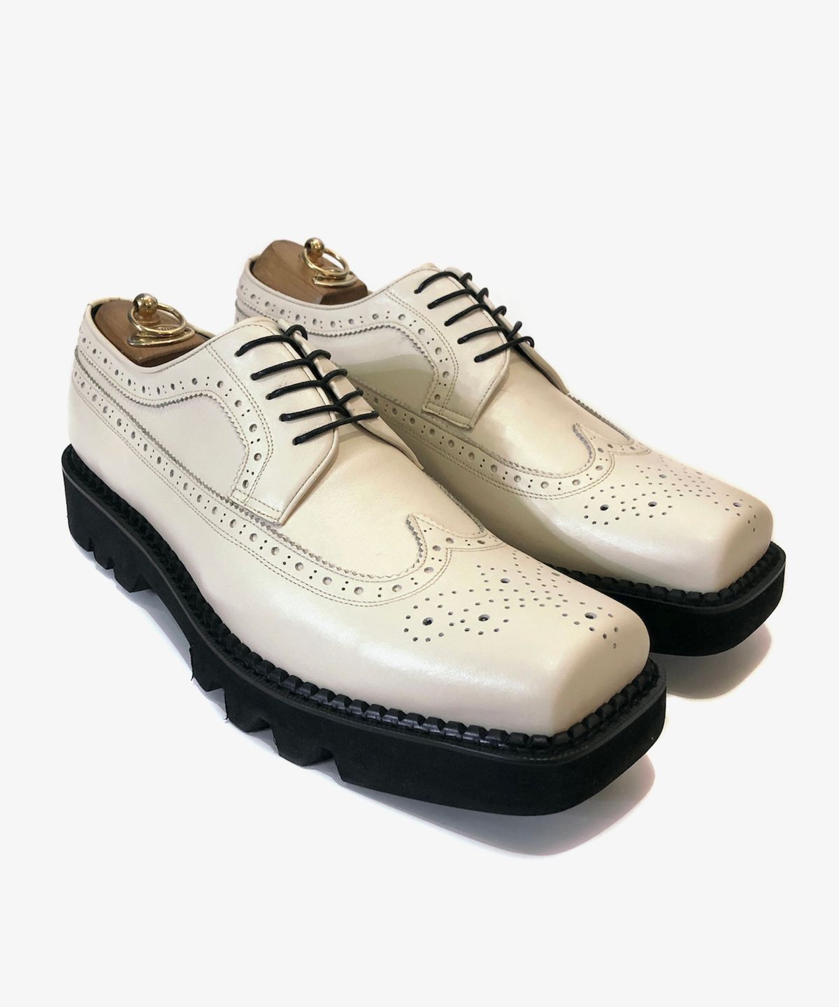 조앤슈(JOENSHOE) 토우컷 윙팁 옥스퍼드 워커 크림