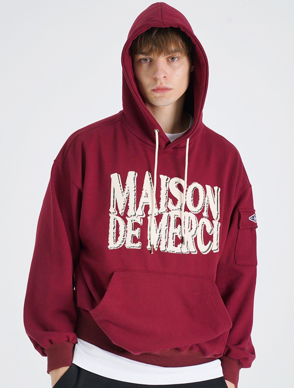 라 메종 스튜디오(LA MAISON STUDIO) UNISEX 카고포켓 DISPLACE 로고 후드 버건디(FCE1TS102M)