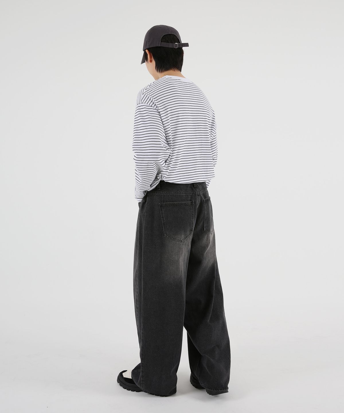 음(UMM) 사이드핀턱 벌룬와이드 데님팬츠 블랙