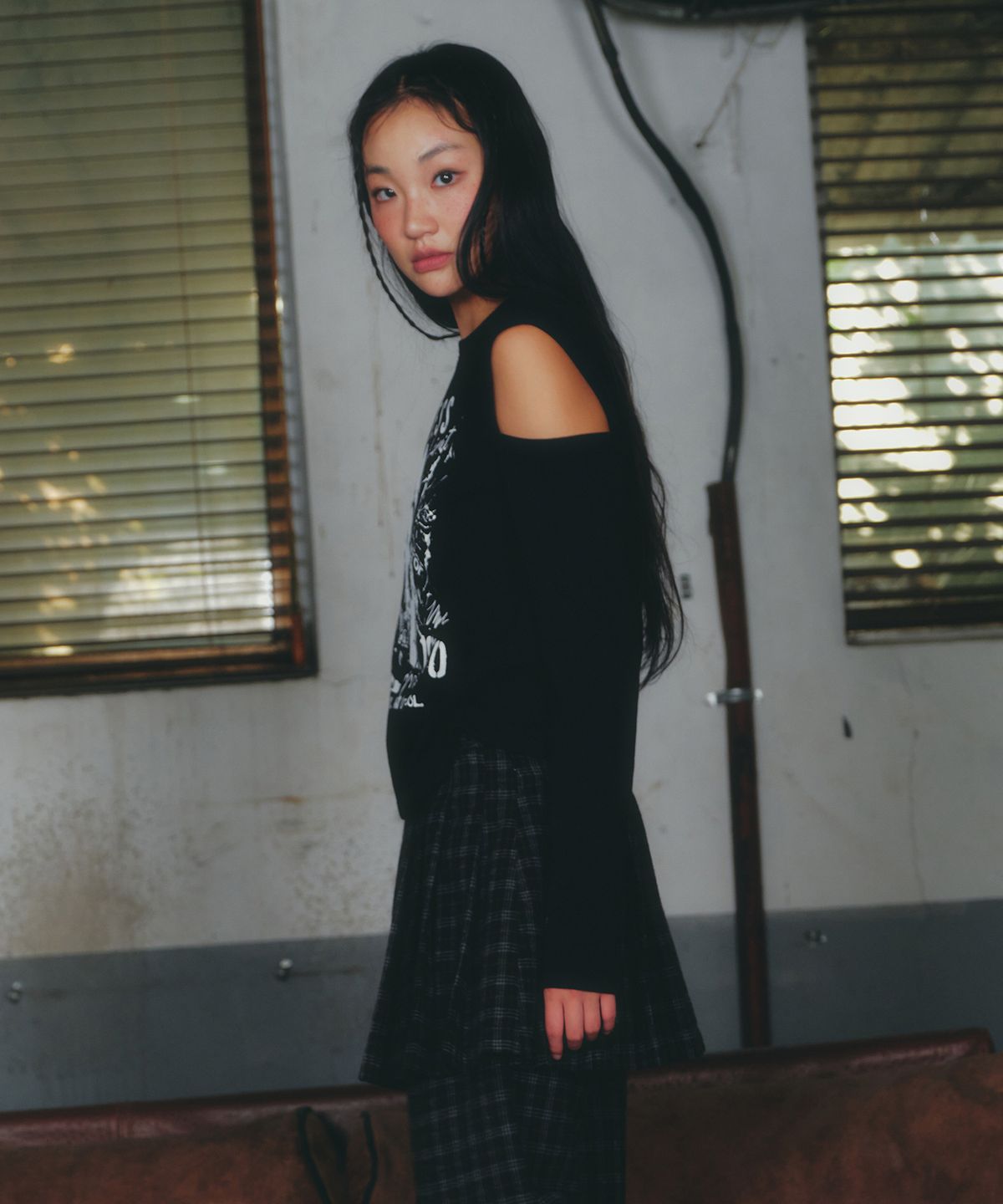 라라폭스(LALAFOX) SHOULDER CUT OUT PRINTING T-SHIRT 프린팅 티셔츠 BLACK BQ4CL023