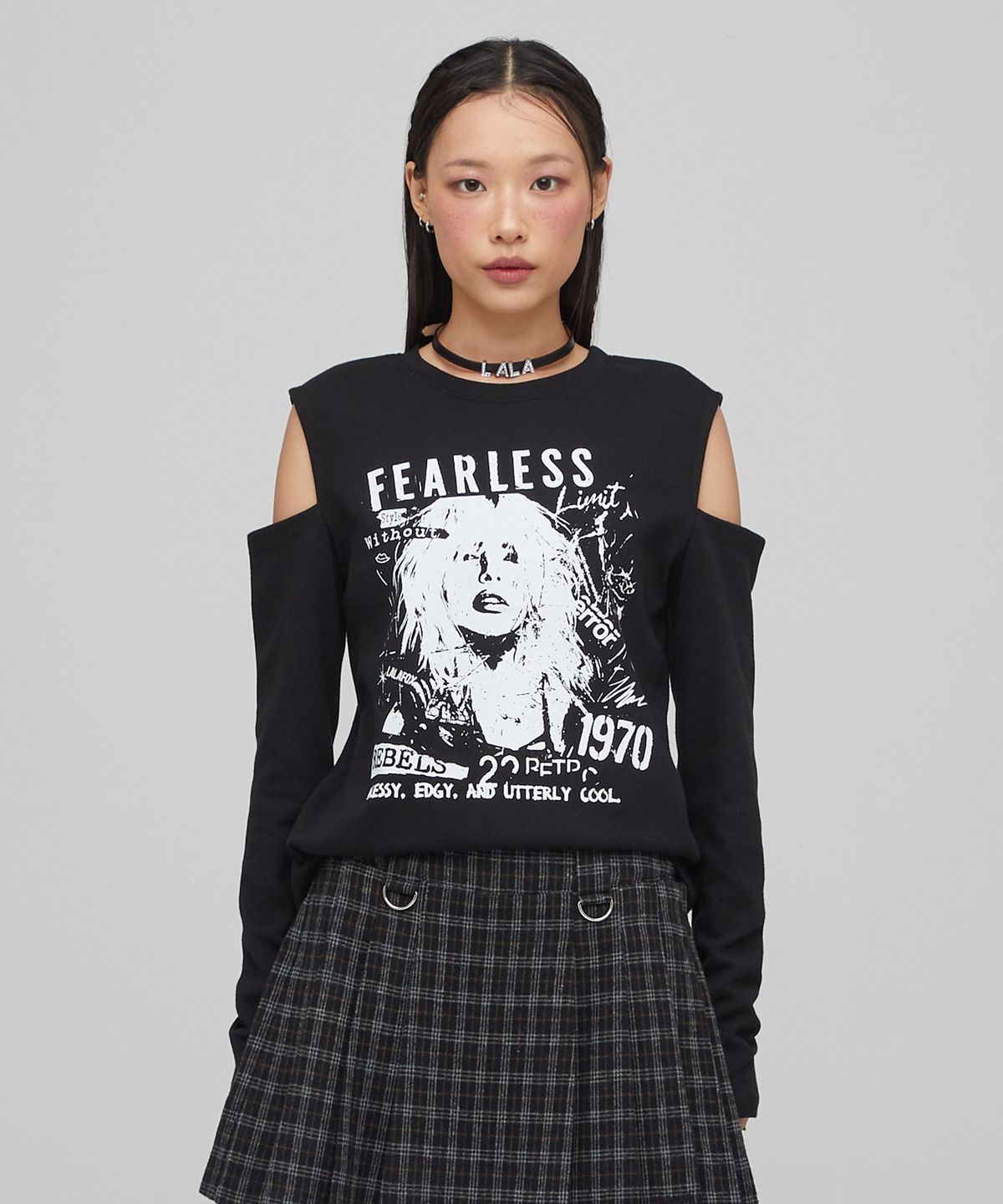 라라폭스(LALAFOX) SHOULDER CUT OUT PRINTING T-SHIRT 프린팅 티셔츠 BLACK BQ4CL023