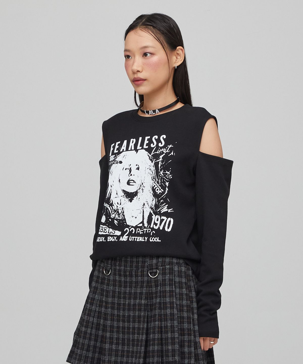 라라폭스(LALAFOX) SHOULDER CUT OUT PRINTING T-SHIRT 프린팅 티셔츠 BLACK BQ4CL023