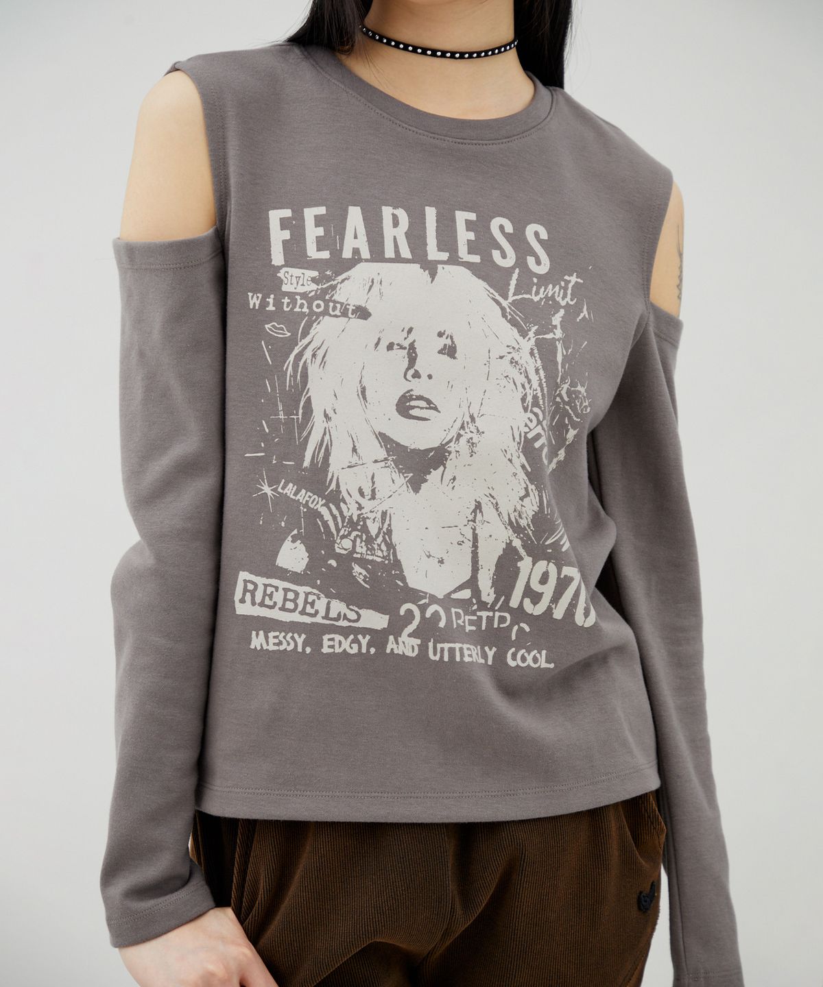 라라폭스(LALAFOX) SHOULDER CUT OUT PRINTING T-SHIRT 프린팅 티셔츠 BROWN BQ4CL024