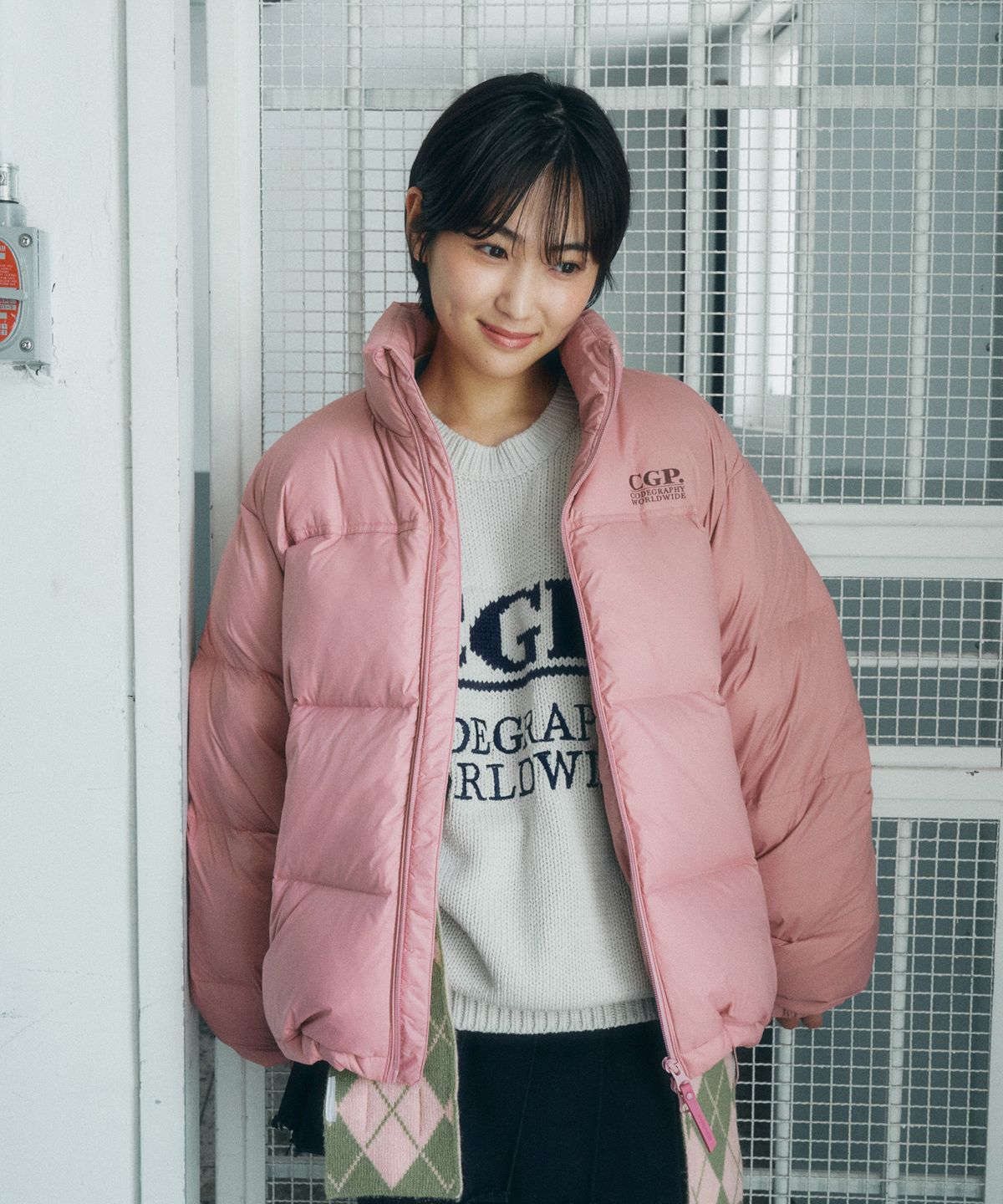 코드그라피(CGP) [24년Ver.] RDS 에센셜 덕다운 푸파 숏패딩_페일 핑크